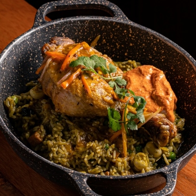 Pollo Encebichado con Arroz verde y Huancaína