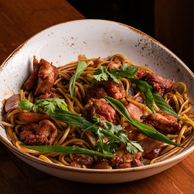 Tallarín Saltado Criollo con Chicharrón de Pollo