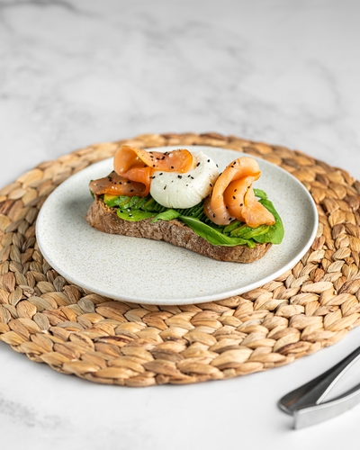 Tostón Palta Huevo Pochado Salmón Ahumado y Rúcula