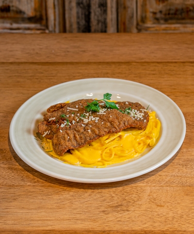 Tallarin a la Huancaina con Milanesa de Res