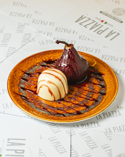 Panna Cotta con Pera Al Vino Rosso